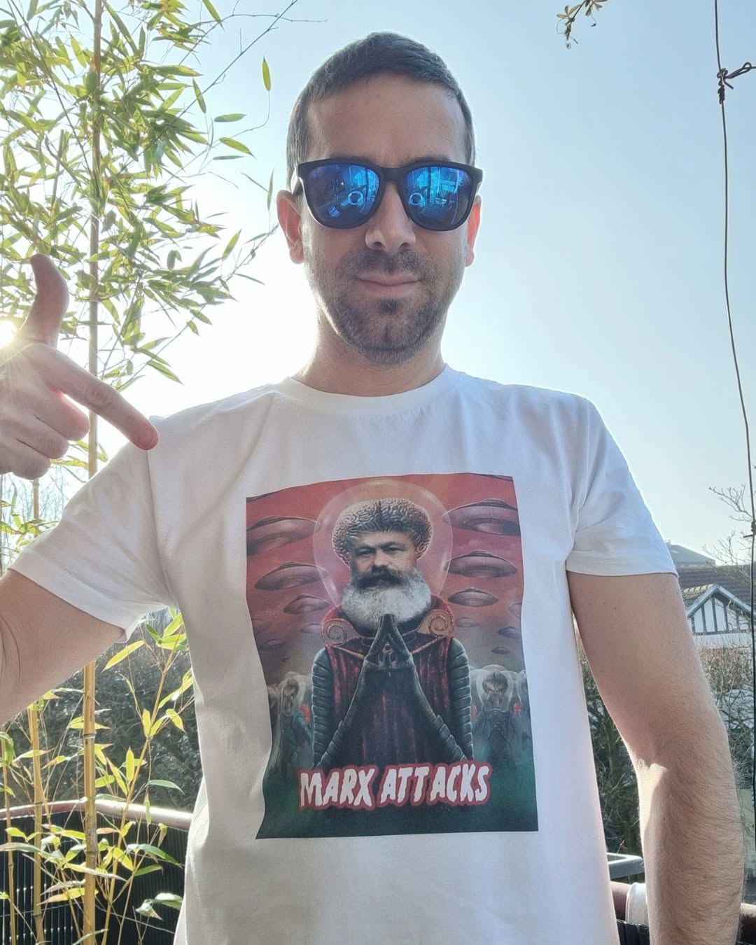 Collection de Tshirts de Parodisiaque. Marx Attacks, DJ Deschamps, Britney Spritz...